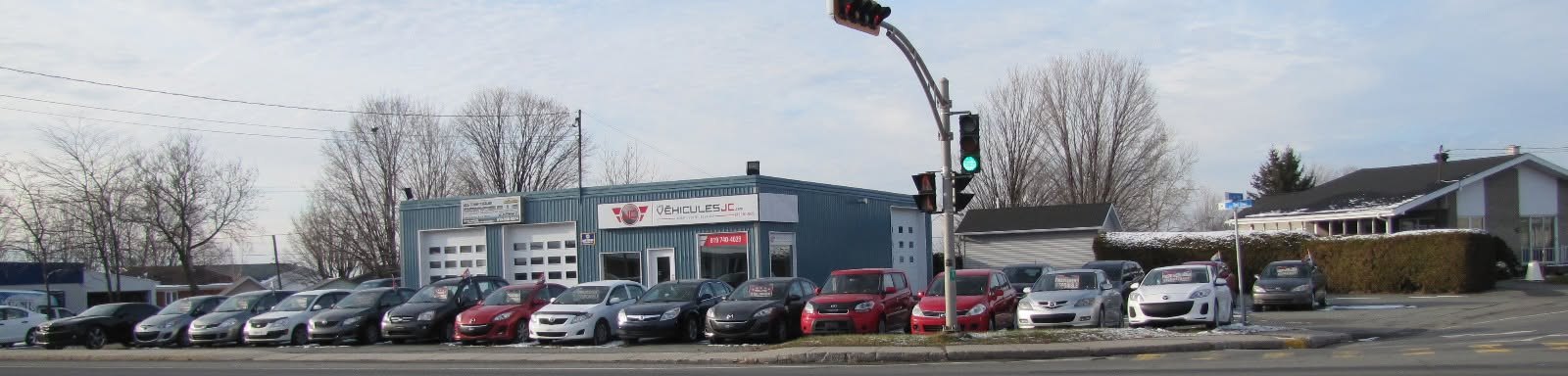 Rangée de véhicules d'occasion sur la cour des Véhicules JC, boulevard Baril Ouest