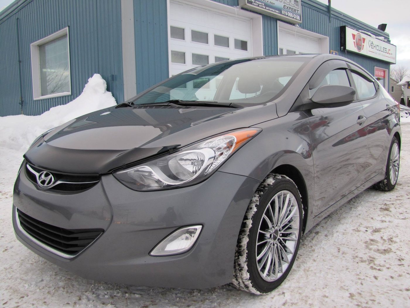 Hyundai Elantra grise préparée et lustrée devant le commerce Les Véhicules JC